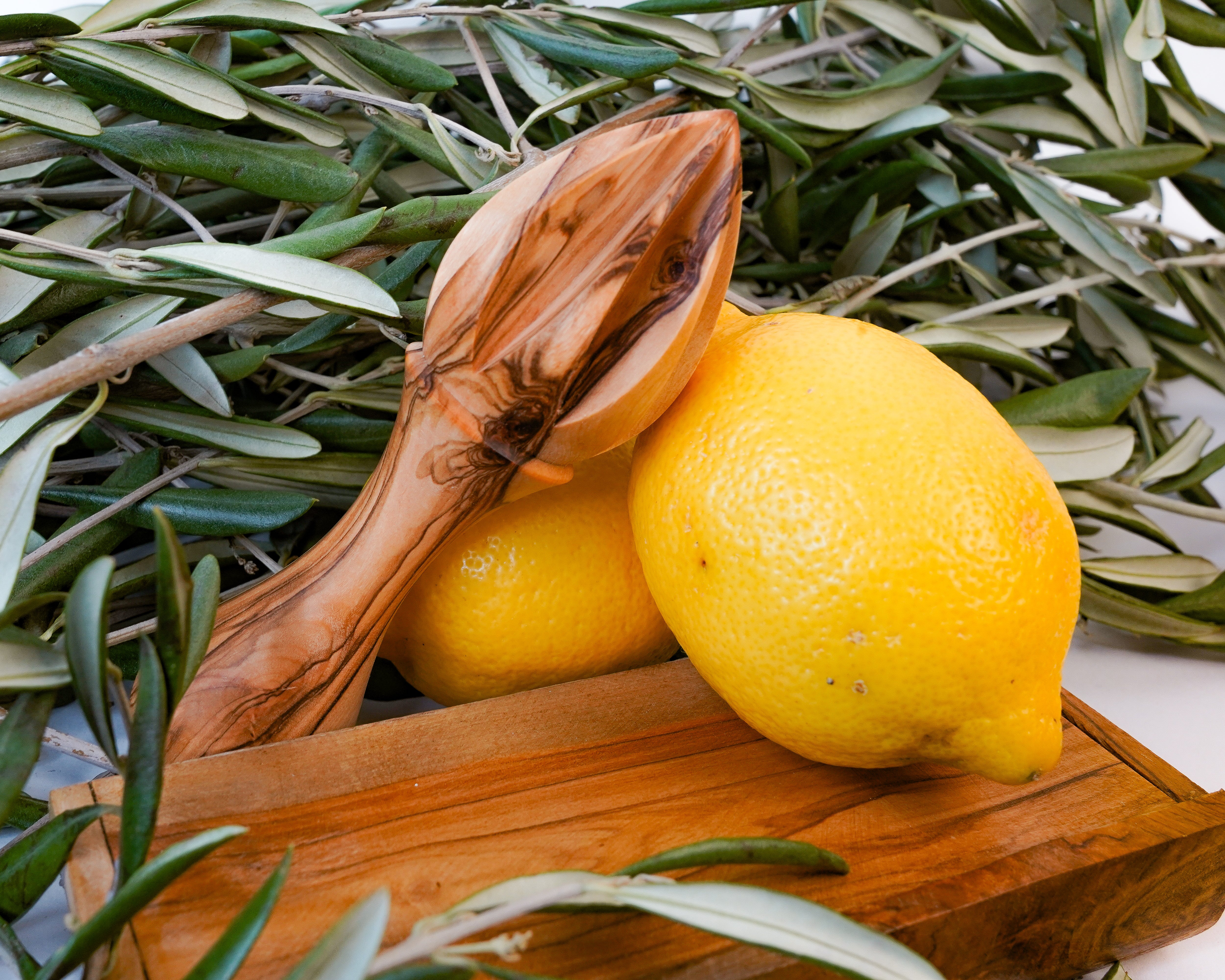 Zitronenpresse aus Olivenholz