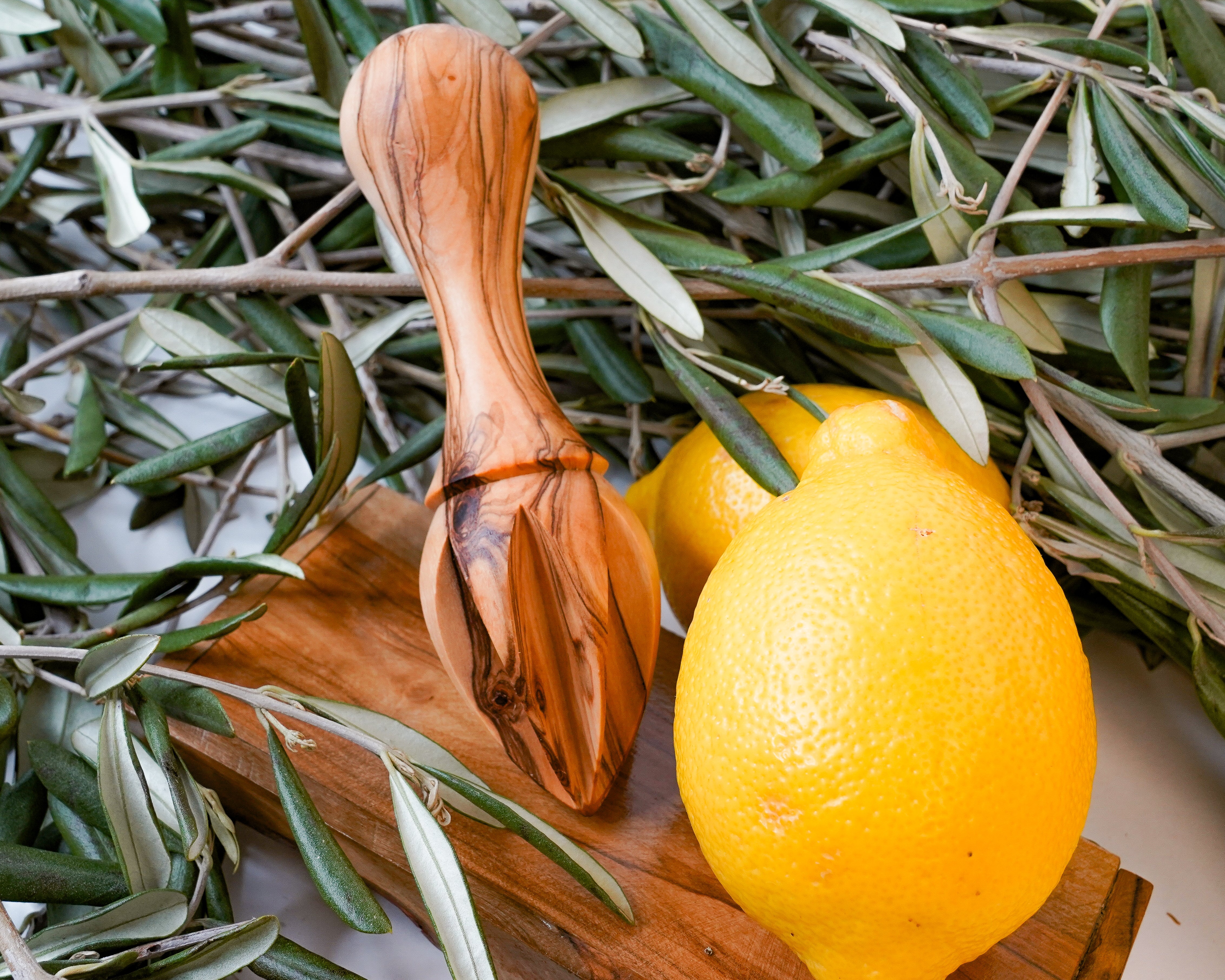 Zitronenpresse aus Olivenholz