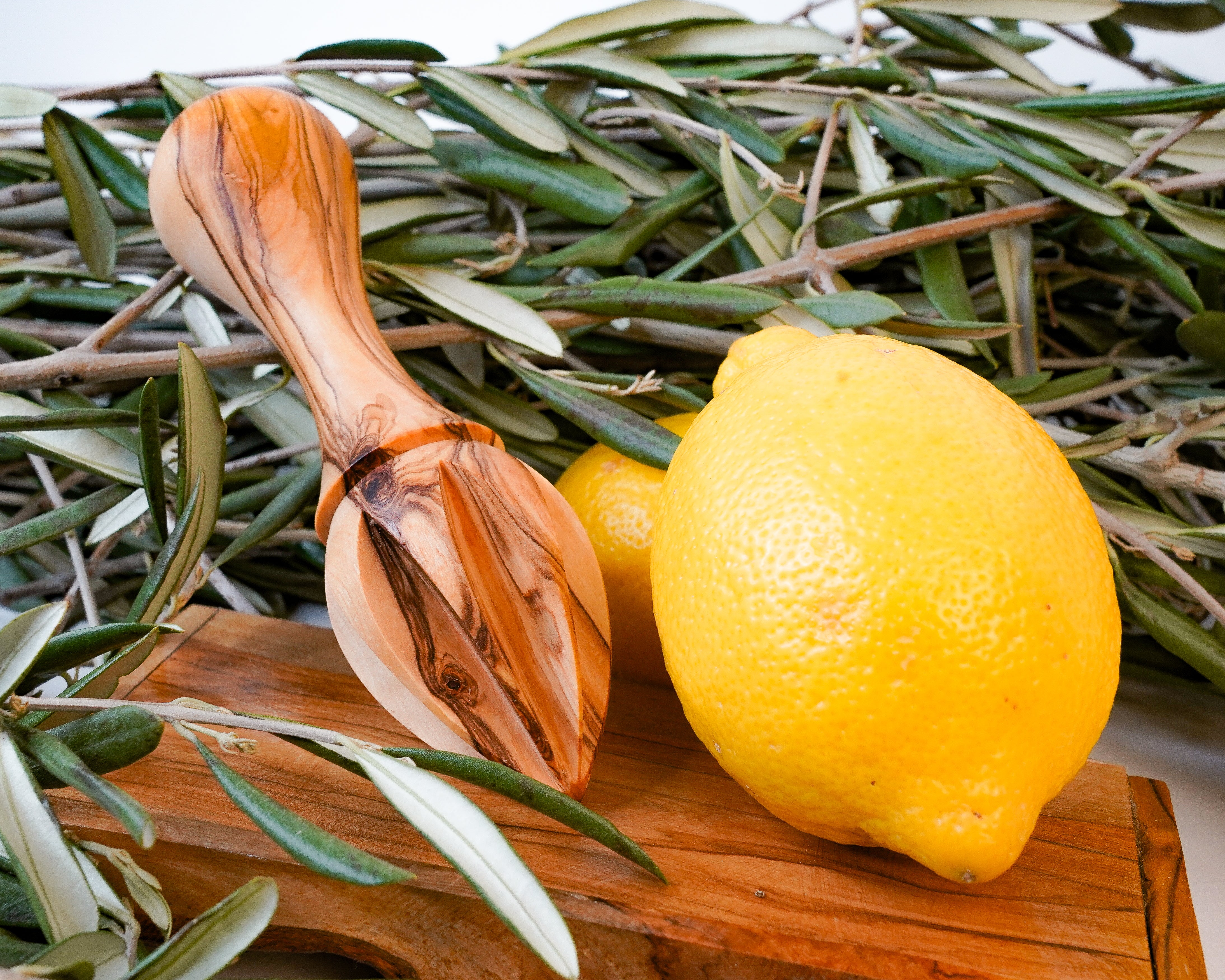 Zitronenpresse aus Olivenholz