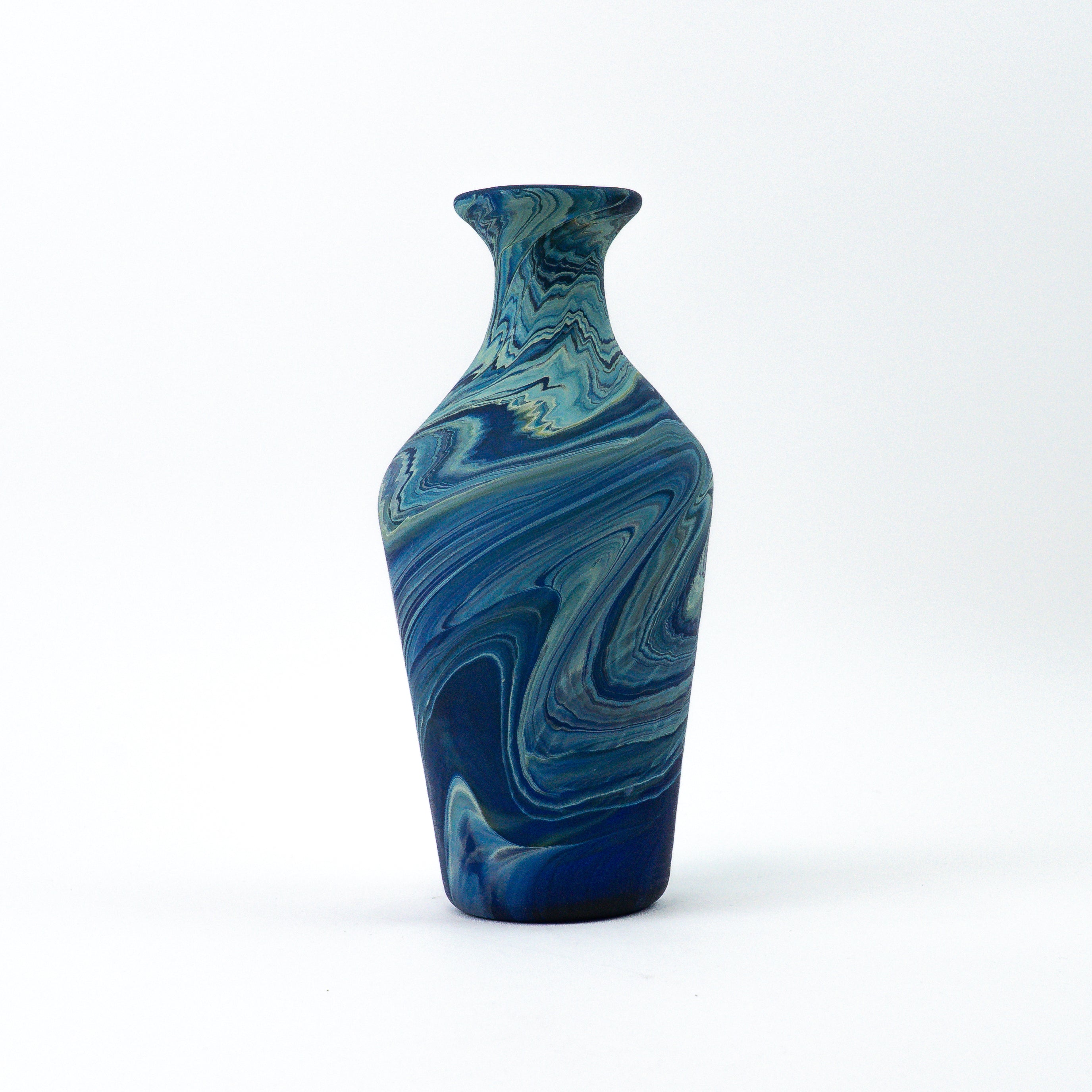 Hebron Karaffe / Vase Blau – Recyceltes Glas & Handgeblasen