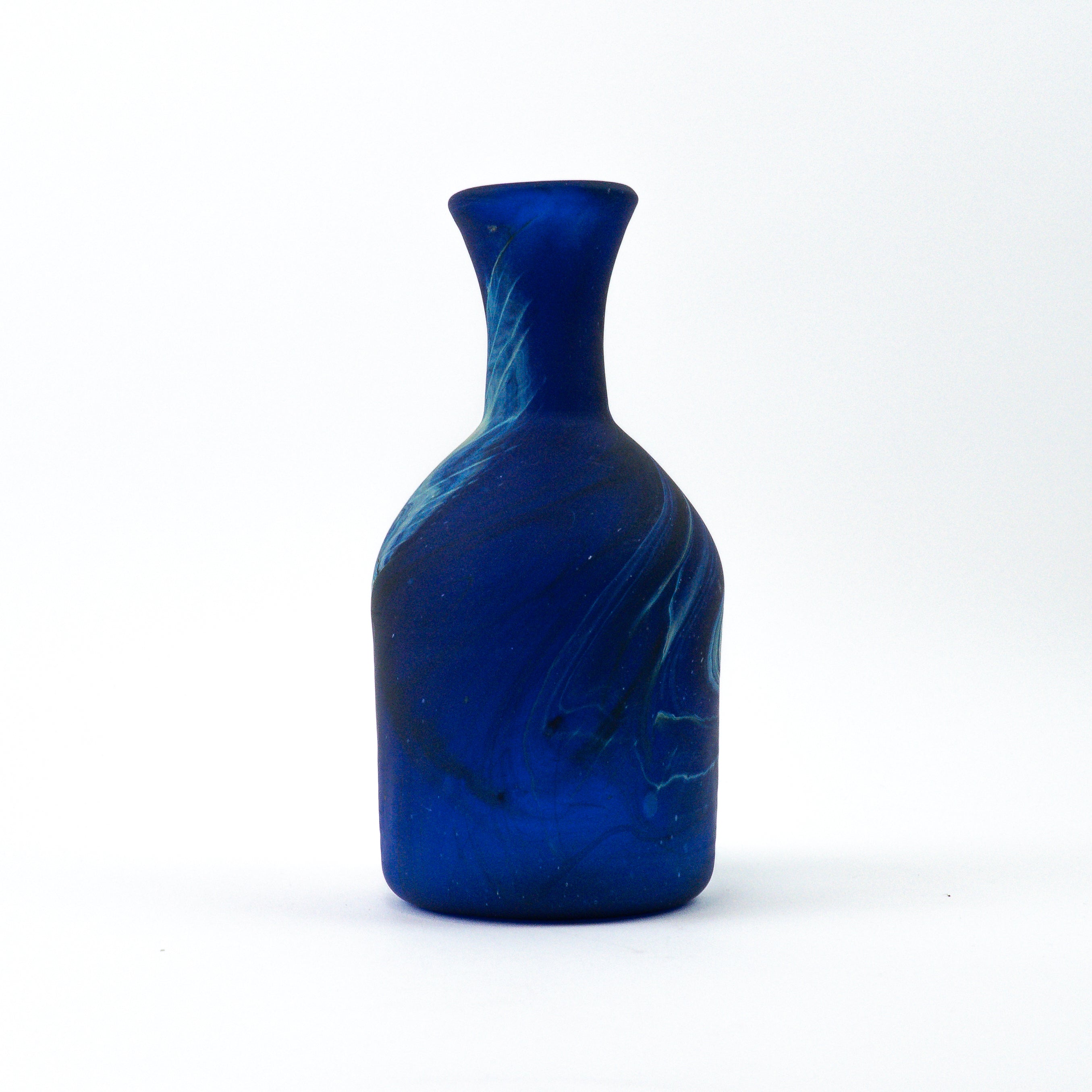 Hebron Karaffe / Vase Blau – Recyceltes Glas & Handgeblasen