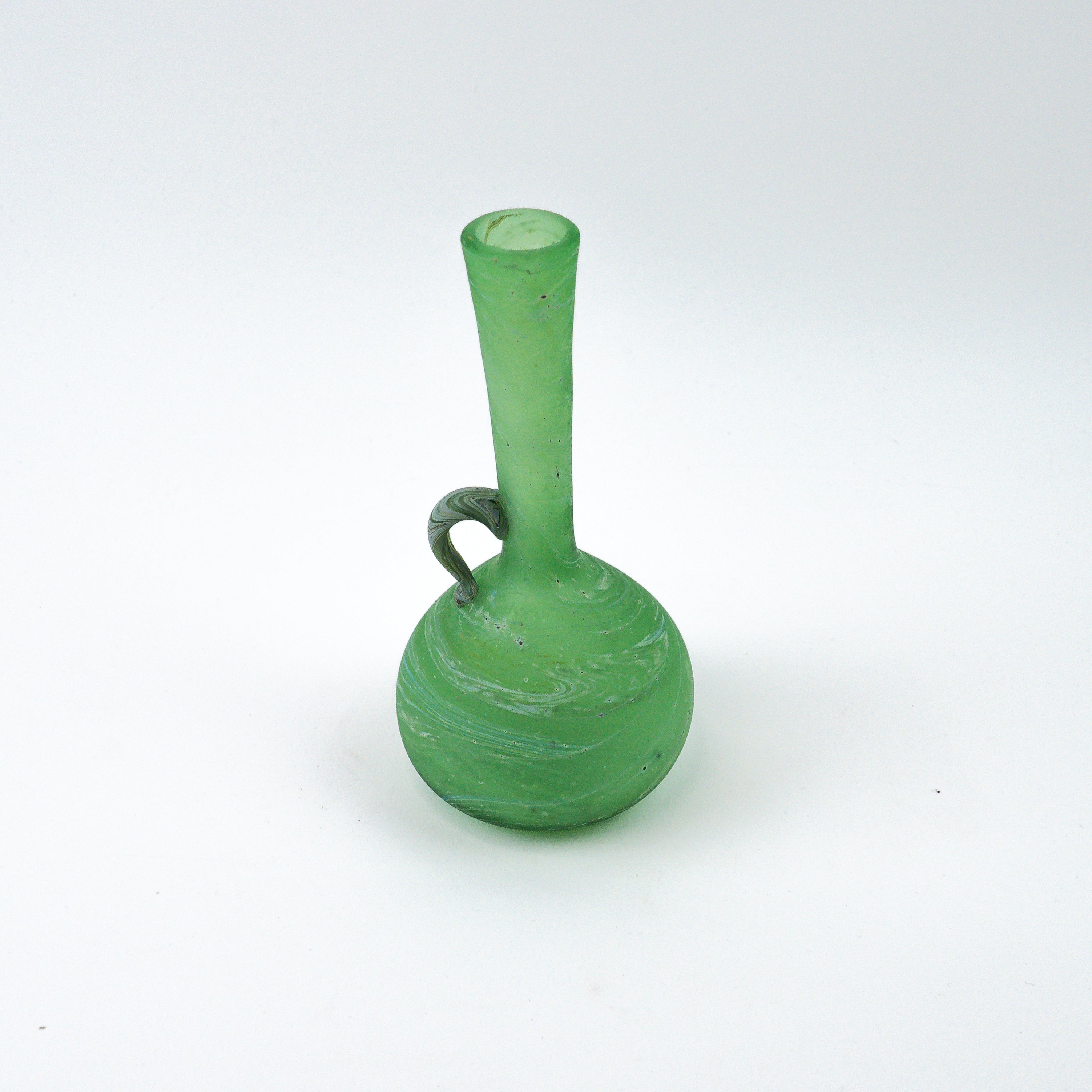 Hebron Mini- Karaffe / Vase Grün – Recyceltes Glas & Handgeblasen .