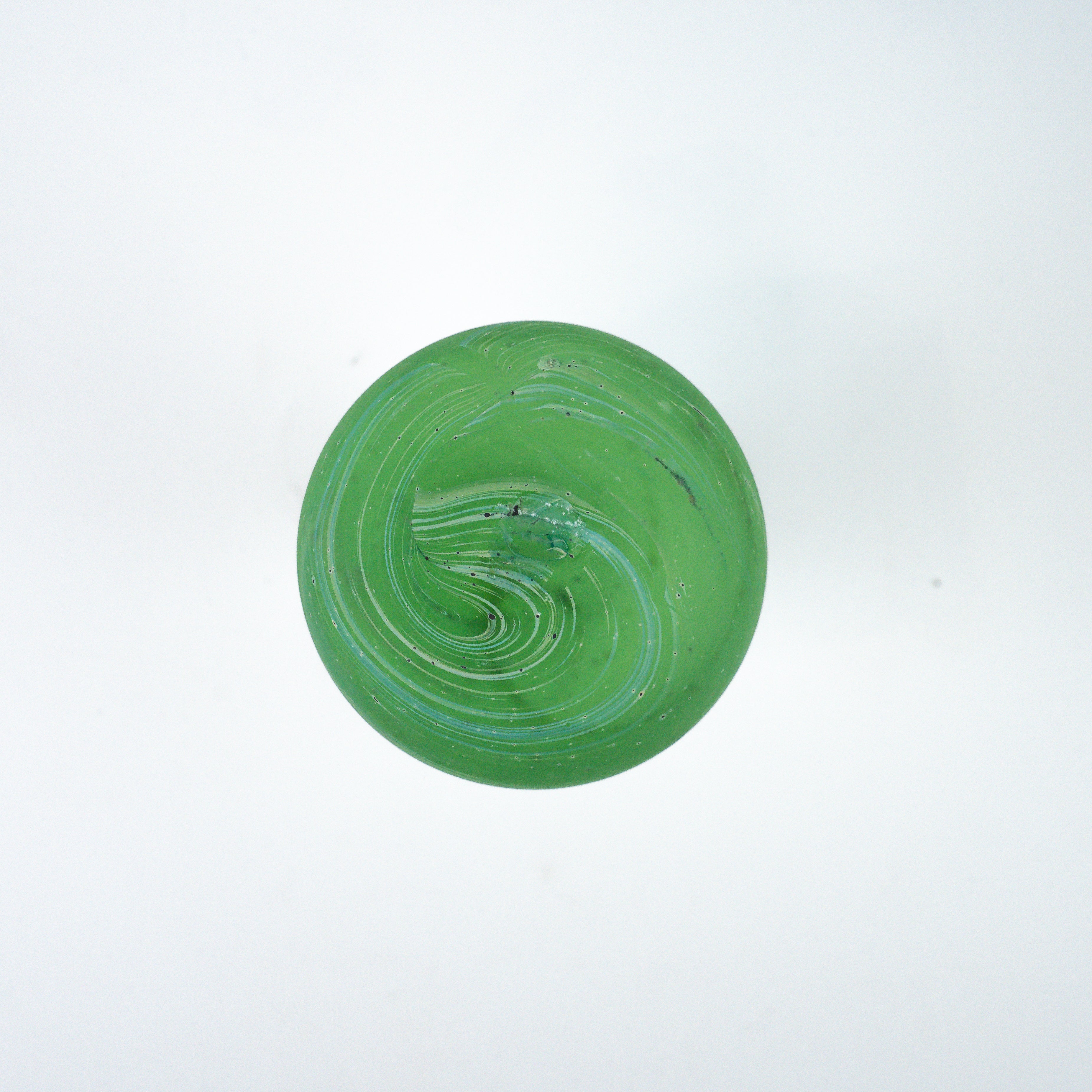 Hebron Mini- Karaffe / Vase Grün – Recyceltes Glas & Handgeblasen .