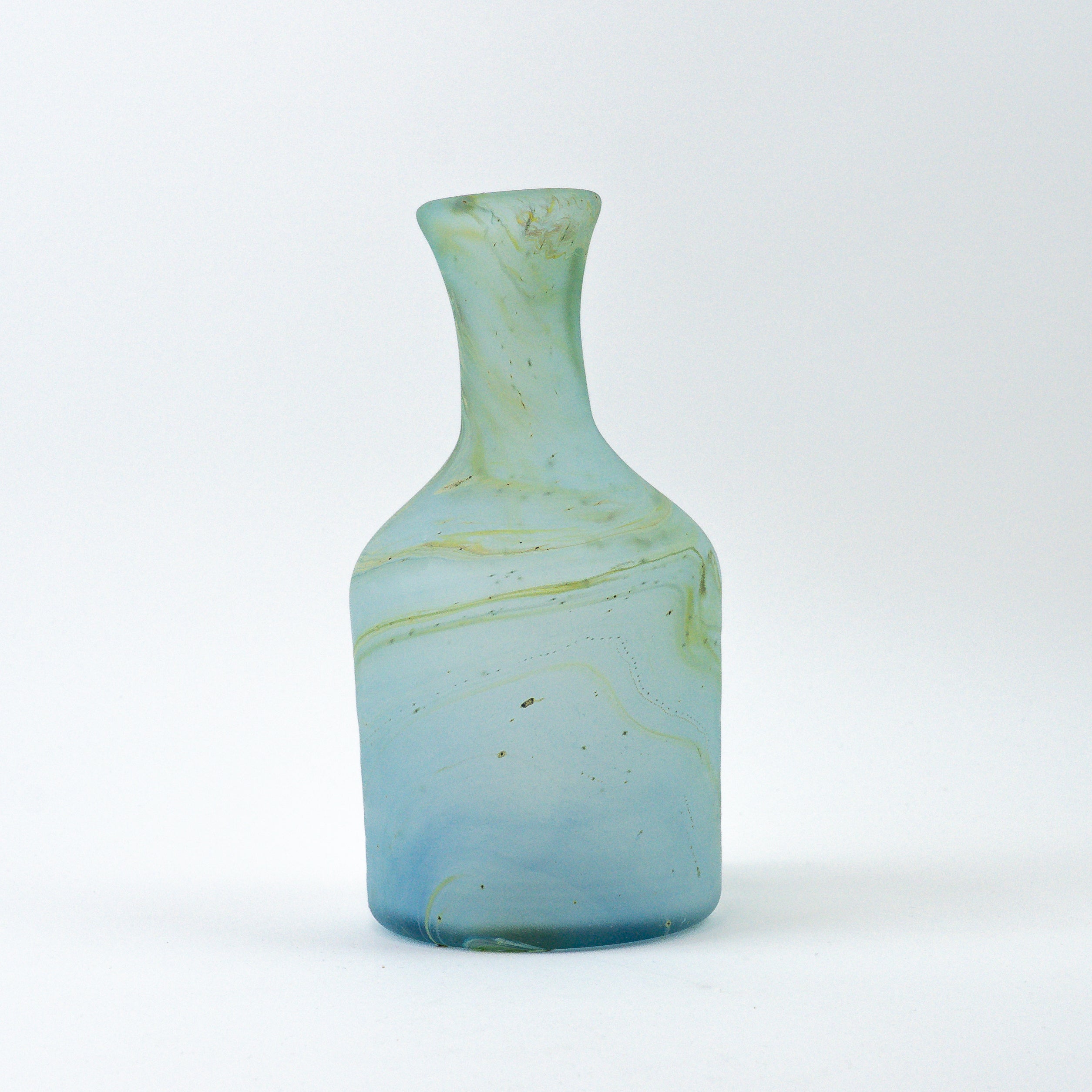 Hebron Karaffe / Vase Himmelblau – Recyceltes Glas & Handgeblasen