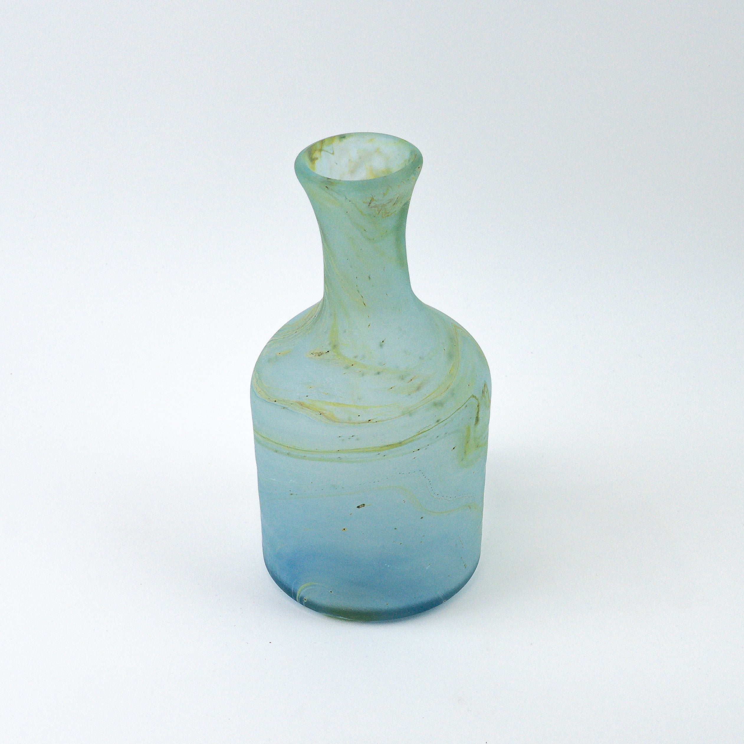 Hebron Karaffe / Vase Himmelblau – Recyceltes Glas & Handgeblasen