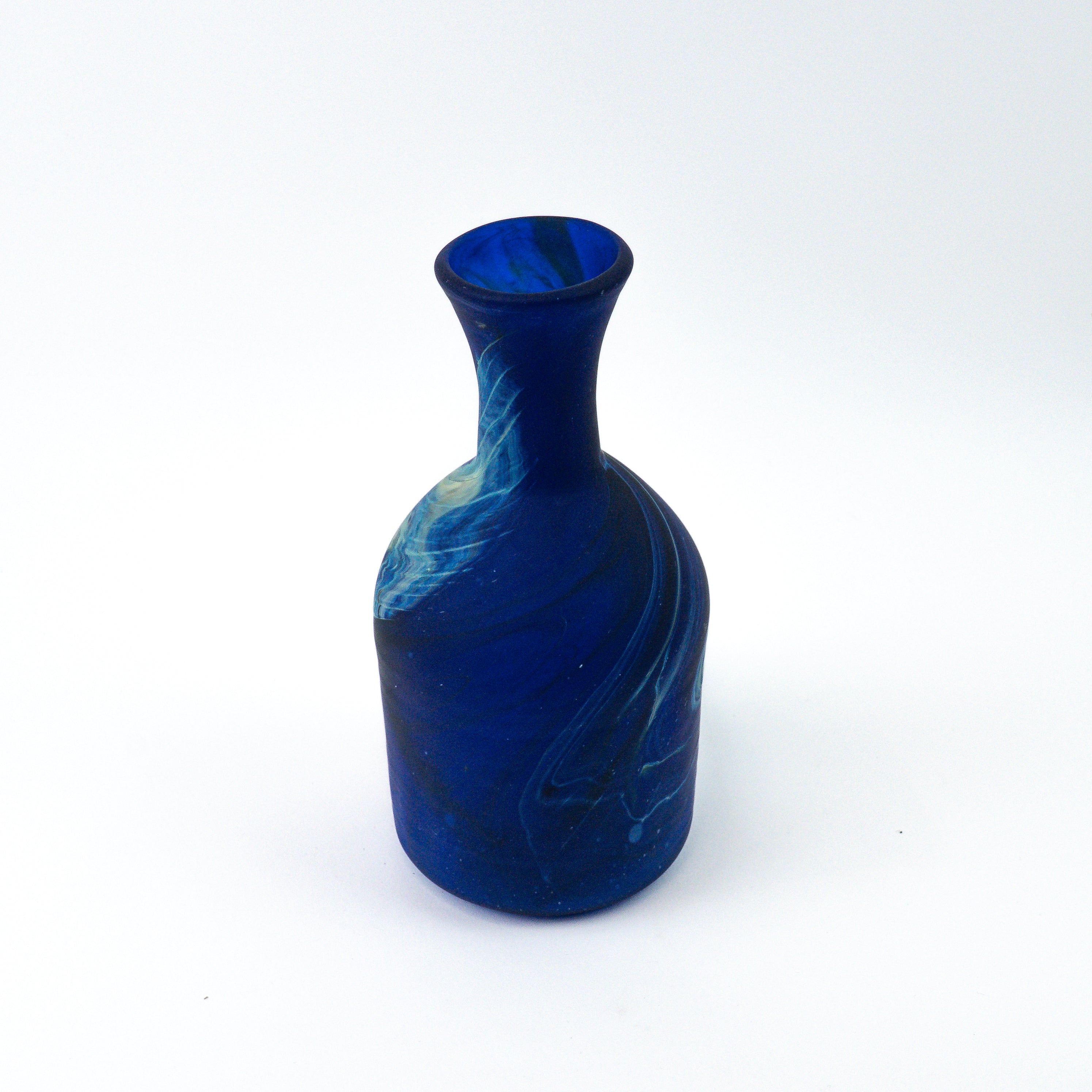 Hebron Karaffe / Vase Blau – Recyceltes Glas & Handgeblasen